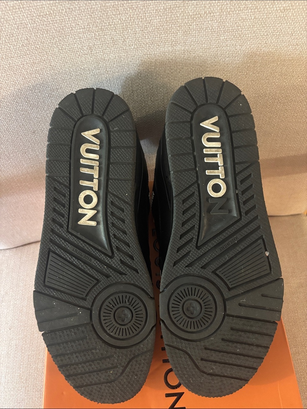 Louis Vuitton Trainers size 11 like new - Picture 5 of 5